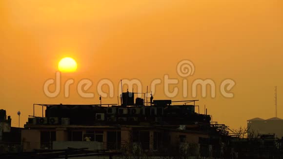 新德里市上空的太阳视频的预览图