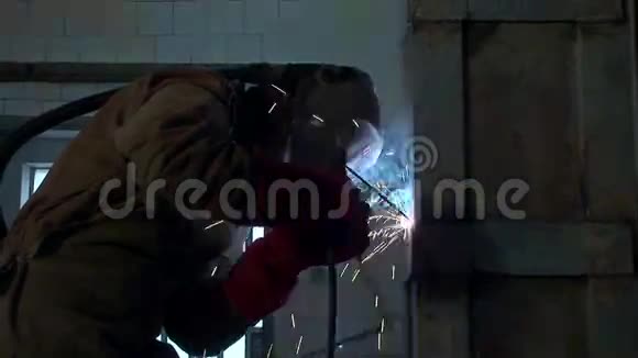工匠焊接中射视频的预览图