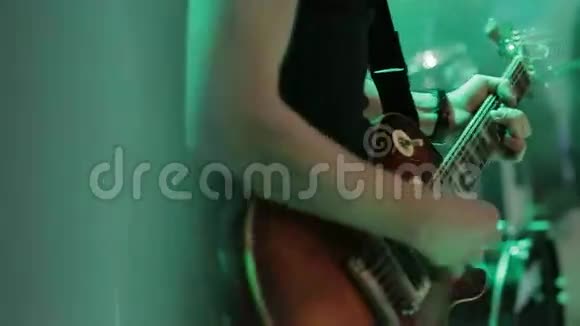 音乐家手弹电吉他视频的预览图