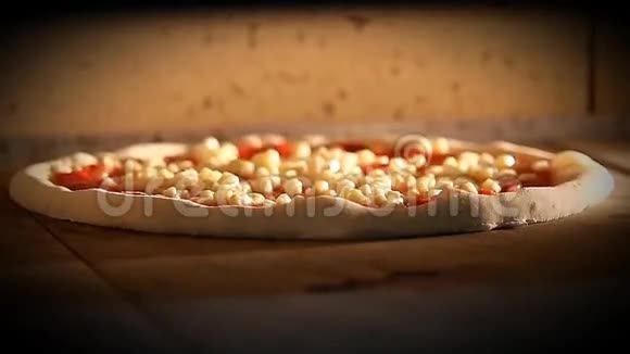 比萨饼烤箱玛格丽特视频莫扎雷拉意大利食品比萨饼火腿蘑菇橄榄视频的预览图