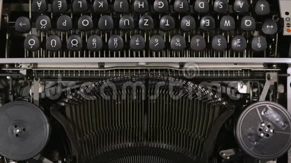 老式打字机的特写镜头视频的预览图