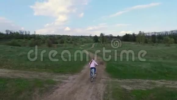 小女孩骑自行车上路视频的预览图
