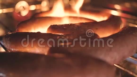 烧烤架上烧烤香肠视频的预览图