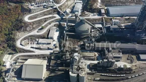大山里大型工业制造水泥厂的鸟瞰图视频的预览图