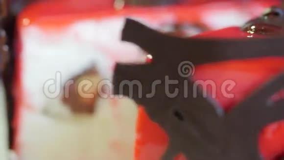 红色天鹅绒蛋糕蛋糕在深蓝色背景上的红色糖霜红糕点视频的预览图