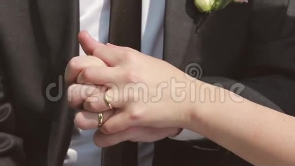 这对夫妇牵着对方的手牵手婚礼视频的预览图