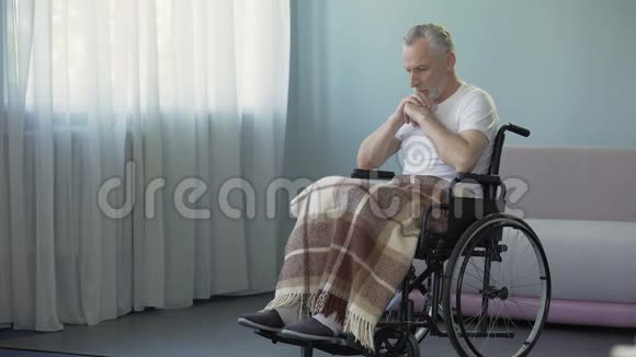 残疾人坐在轮椅上思考生活悲伤视频的预览图