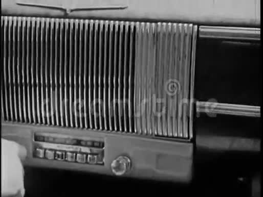 老式汽车的手动调谐收音机特写视频的预览图