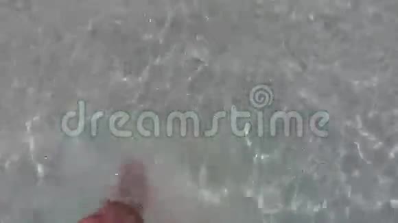 雄脚踏出海水踏出沙滩视频的预览图