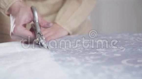 女性手中一把剪刀的特写剪刀剪布视频的预览图