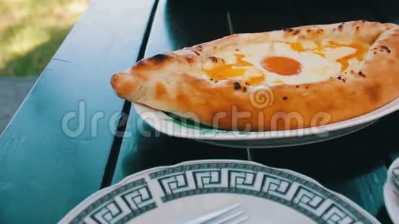 木制木板上有鸡蛋的格鲁吉亚干酪糕点Khachapuri视频的预览图