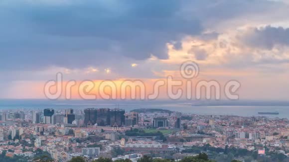 从孟山都早晨时间推移的角度看里斯本和阿尔马达的全景日出视频的预览图