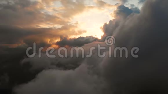 日落时分空中的视野穿过积云雷云金色夕阳的云彩在很高的对比真正的天空视频的预览图