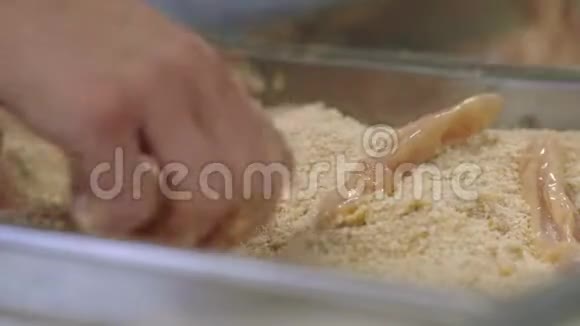鸡胸肉准备好面包屑和鸡蛋视频的预览图