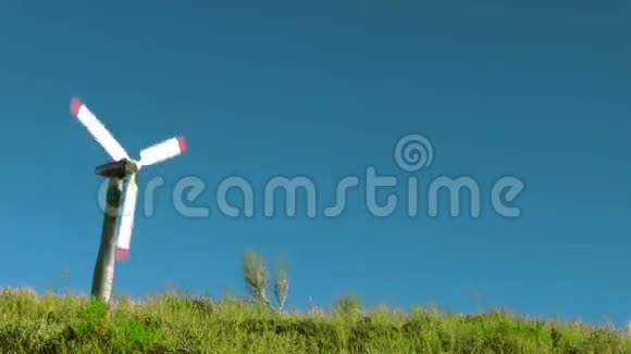 孤立的风力涡轮机在山上视频的预览图