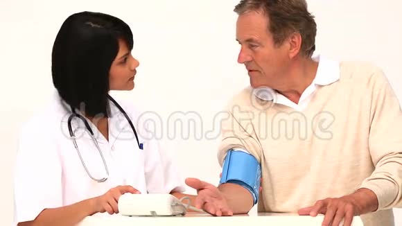 亚洲护士检查血压视频的预览图