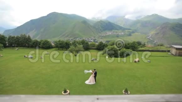 喀斯贝吉山上婚礼的鸟瞰图视频的预览图