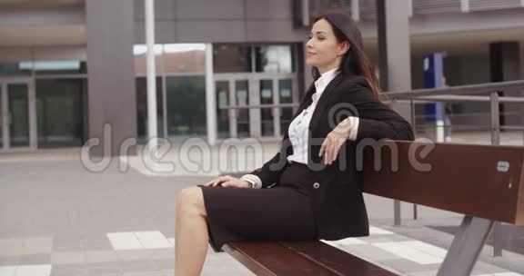 冷静的商务女性坐在户外视频的预览图