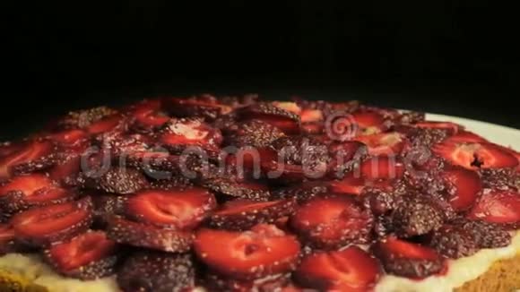 蛋糕上的红切片草莓和覆盆子果酱逆时针旋转视频的预览图
