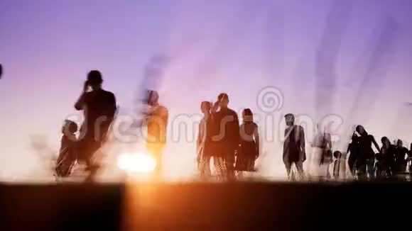 日落背景下排队的人视频的预览图