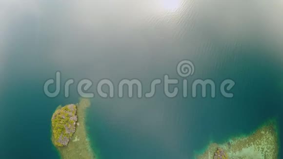 科罗恩湾附近小岛的空中景色巴拉望令人失望视频的预览图