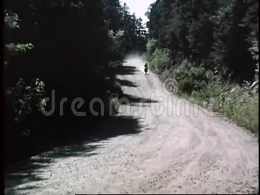 骑摩托车的人在土路上滑行视频的预览图
