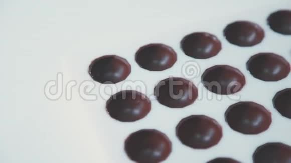 糖果的模具有巧克力的霉菌卖巧克力的房子视频的预览图