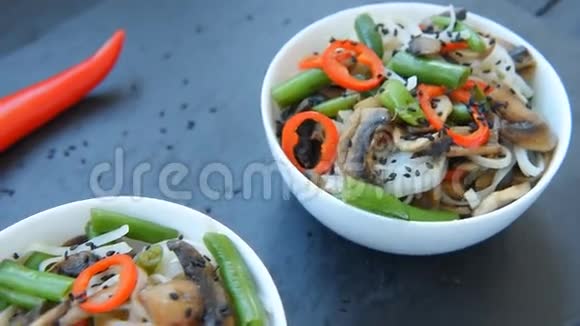 辛辣的烤菇和芦笋荞麦面视频的预览图