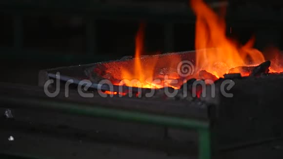 铁匠把铁钩放在火里视频的预览图