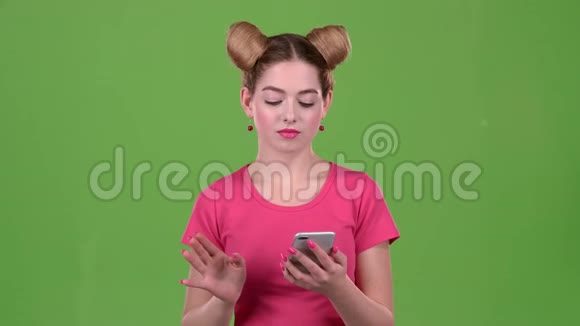 青少年在智能手机上竖起大拇指绿色屏幕视频的预览图