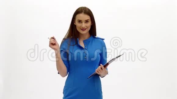 带平板电脑的蓝色礼服空中小姐视频的预览图