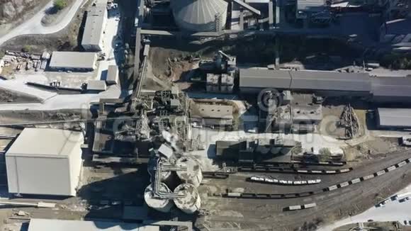 大山里大型工业制造水泥厂的鸟瞰图视频的预览图