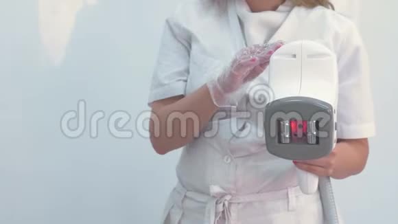美容师手上LPG按摩的手提器具特写镜头视频的预览图