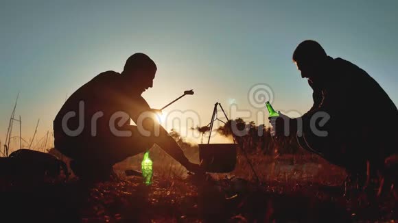 两位游客坐着的生活方式是啤酒篝火在自然露营的智能手机派对上自拍视频的预览图