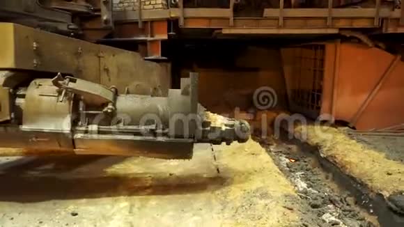 冶金厂铁水铸造机自带孔夯实冶金设备视频的预览图