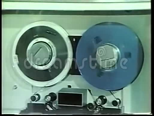 20世纪70年代电脑室记录数据的妇女视频的预览图