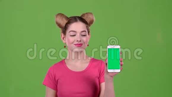 女孩给电话做广告绿色屏幕视频的预览图
