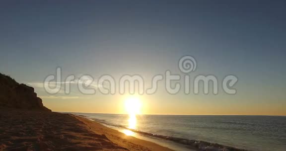 日出时海边的海浪夏天有一个沙坡视频的预览图