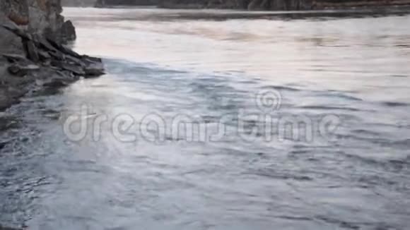 卡屯河的大岸上覆盖着圆石背景是高山视频的预览图