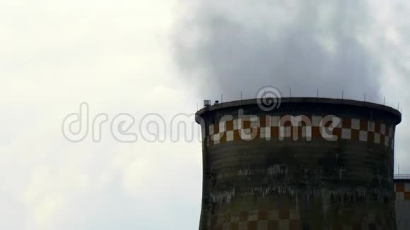 工厂管道的烟囱烟雾视频的预览图