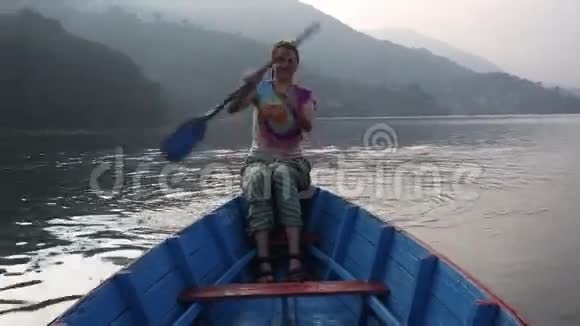 坐船旅行的女孩视频的预览图