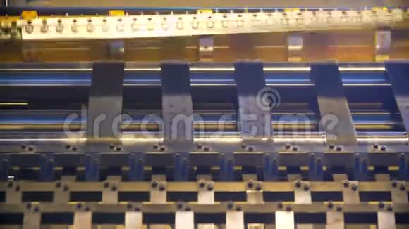 工厂纸板生产视频的预览图