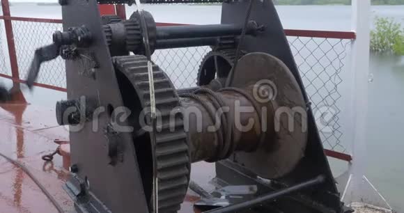 系泊绞车在船尾在海中的一艘船甲板上扭动系泊绞车系泊钢丝绳视频的预览图