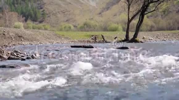 卡屯河的大岸上覆盖着圆石背景是高山视频的预览图