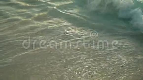 夕阳下沙滩上海浪翻滚视频的预览图