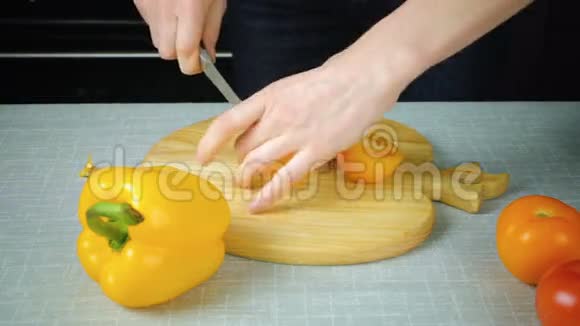 那个拿着刀的女孩切了一个黄色的西红柿视频的预览图