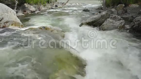 美丽的山溪瀑布大伊尔古门溪视频的预览图
