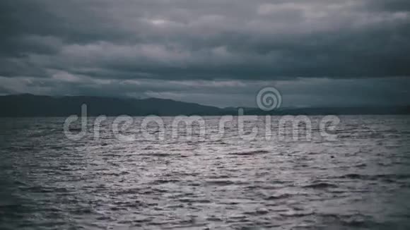黑暗的大海乌云的背景视频的预览图
