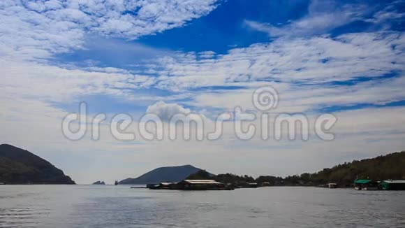 无边无际的蔚蓝海岛从船上靠在天空上视频的预览图