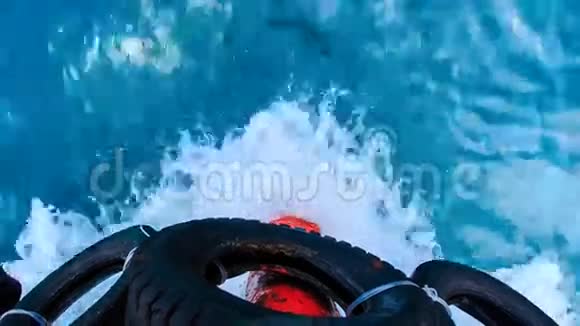 用高速摩托艇的鼻子在蔚蓝的海面上溅出泡沫视频的预览图